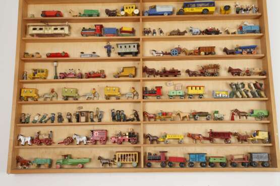 Sammlung Miniatur-Spielzeug im Setzkasten - фото 3