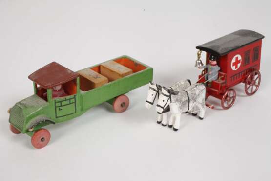 Sammlung Miniatur-Spielzeug im Setzkasten - фото 4