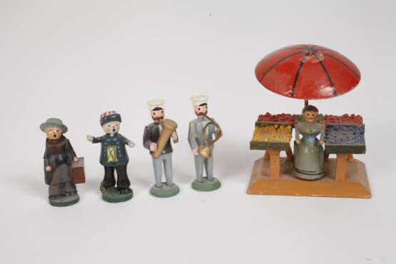 Sammlung Miniatur-Spielzeug im Setzkasten - фото 6