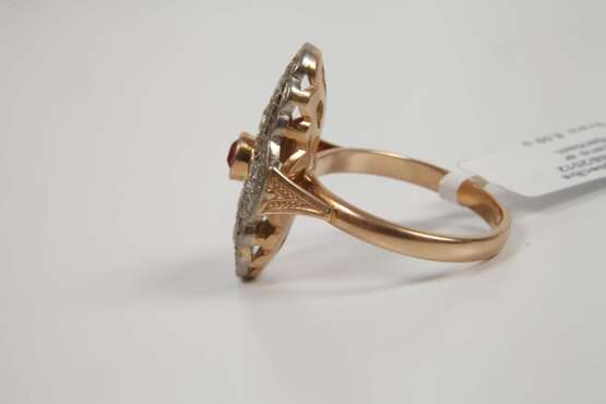 Prächtiger Ring mit Diamanten und Rubin - фото 3