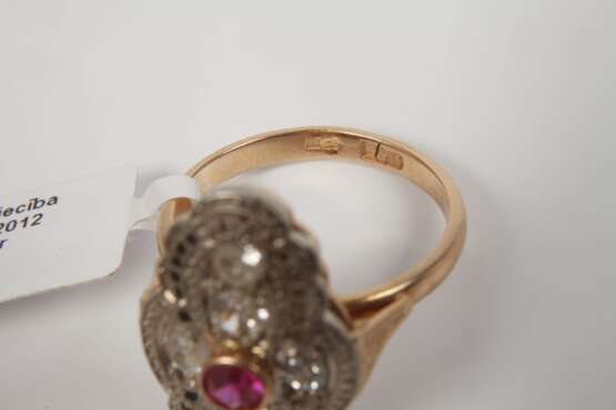 Prächtiger Ring mit Diamanten und Rubin - фото 4