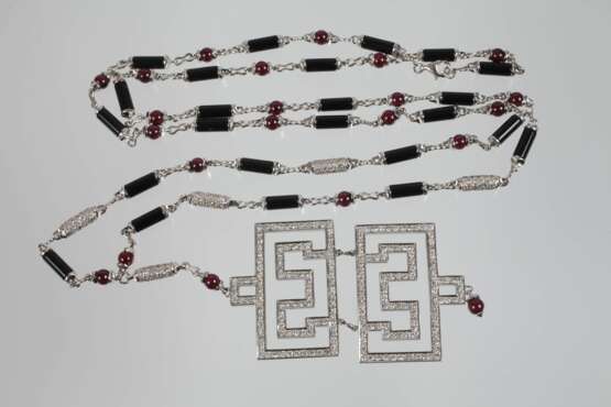Langes Collier mit Granaten, Onyx und Brillanten - фото 3