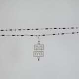 Langes Collier mit Granaten, Onyx und Brillanten - фото 4