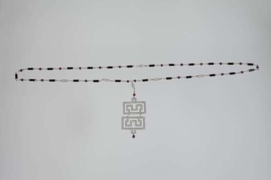 Langes Collier mit Granaten, Onyx und Brillanten - фото 4