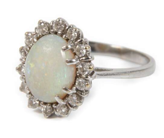Feiner Damenring mit Opal und Brillanten - photo 1