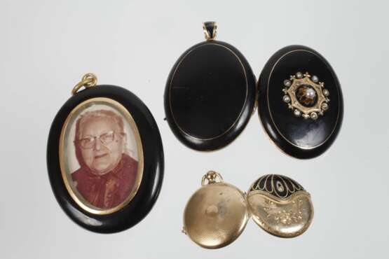 Drei Medaillonanhänger - photo 3
