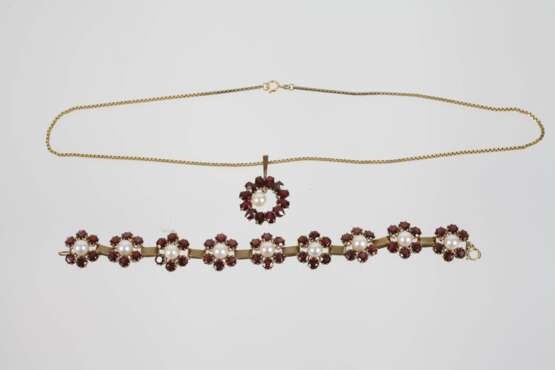 Schmuckset mit Granaten und Perlen - photo 3