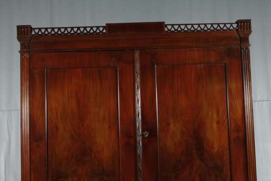 Klassizistischer Aufsatzschrank - photo 2