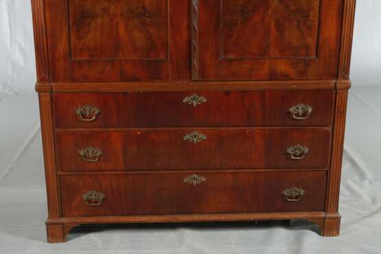 Klassizistischer Aufsatzschrank - photo 3