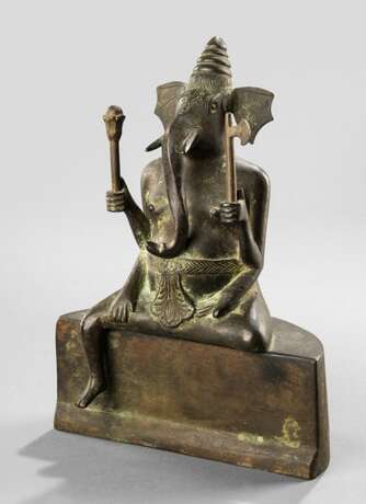 Bronze des Ganesha auf einem Sockel sitzend dargestellt - фото 1