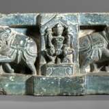 Schwarzgrünes Steinfragment mit Parvati - фото 1
