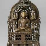 Jain-Altar mit Tirtankara aus Messingbronze mit Silbereinlagen - Foto 1