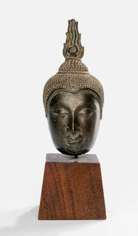 Fragment eines Buddhakopfes aus Bronze - фото 1