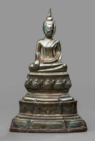 Skulptur des Buddha Shakyamuni mit Silber-Montur im Meditationssitz - Foto 1