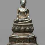 Skulptur des Buddha Shakyamuni mit Silber-Montur im Meditationssitz - Foto 1