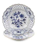 Overview. Meissen zwei Durchbruchteller &quot;Zwiebelmuster/Gold&quot;