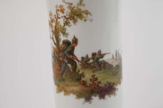 Meissen kleine Fußvase Soldatenszene - photo 2