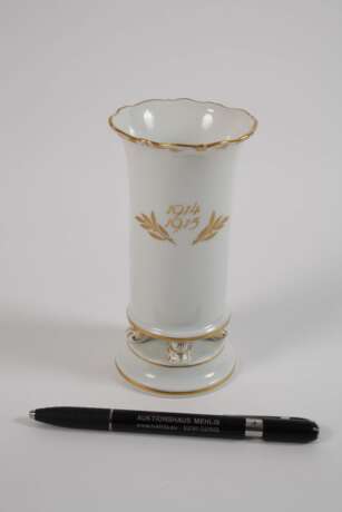 Meissen kleine Fußvase Soldatenszene - photo 3