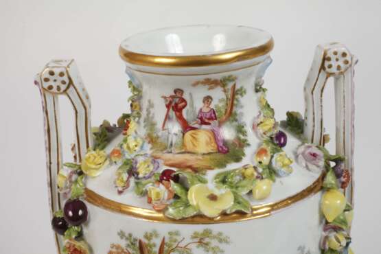 Potschappel Prunkvase mit Figurenmalerei - photo 2