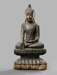 Skulptur des Buddha Shakyamuni aus Holz mit schwarzer und golfarbener Lackfassung