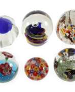 Übersicht. Sammlung sechs Paperweights