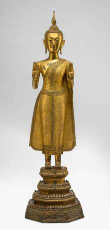 Bronze des stehenden Buddha Shakyamuni mit roter und goldfarbener Lackfassung - photo 1