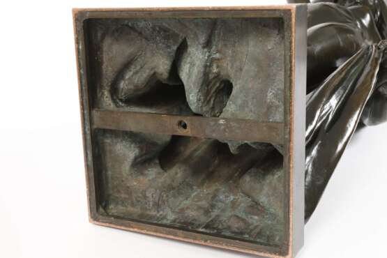 Große Bronzefigur als Allegorie auf die Nacht - Foto 8