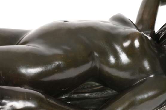 Große Bronzefigur als Allegorie auf die Nacht - Foto 10