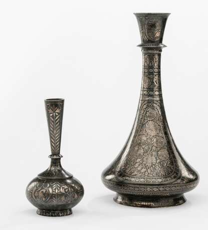 Gruppe von drei Vasen mit Silbertauschierung und ein Untersatz mit Deckelväschen - Foto 1