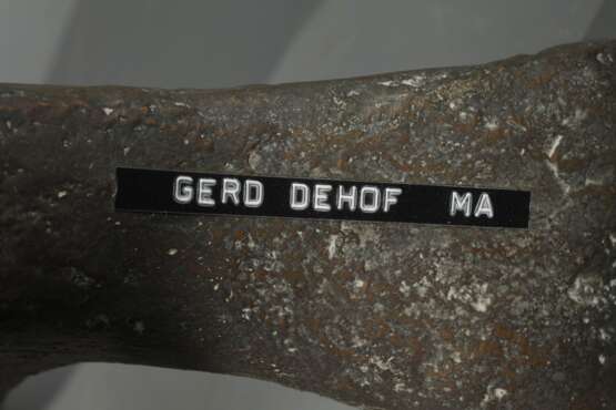 Gerd Dehof attr., hockender Mann - Foto 5
