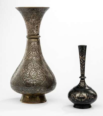Zwei Vasen mit Silbertauschierungen, Behälter mit Silber und Schreibzeugbehälter - photo 1