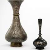 Zwei Vasen mit Silbertauschierungen, Behälter mit Silber und Schreibzeugbehälter - Foto 1
