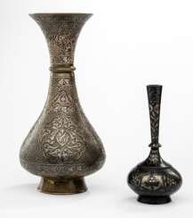 Zwei Vasen mit Silbertauschierungen, Behälter mit Silber und Schreibzeugbehälter