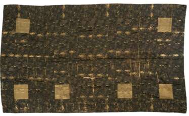 Zwei Textilien aus Seide bzw. Brokat mit floralen Mustern bzw. Dekor von Fächern