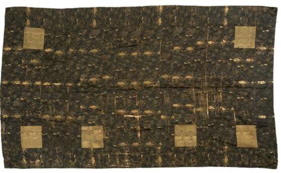 Zwei Textilien aus Seide bzw. Brokat mit floralen Mustern bzw. Dekor von Fächern - photo 1
