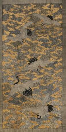 Feiner Textilbehang mit Darstellung von fünf Kranichen zwischen goldenen Wolken - фото 1