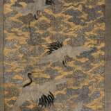 Feiner Textilbehang mit Darstellung von fünf Kranichen zwischen goldenen Wolken - Foto 1