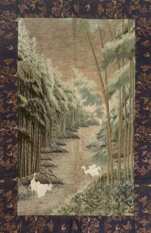 Große Seidenstickerei mit weissen Reihern in einer Landschaft mit Bambus u. Fluss - Foto 1