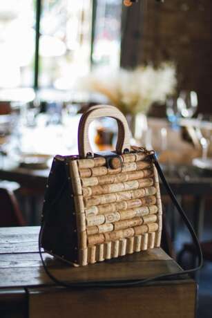 A stylish exclusive bag made of wine cork and handmade leather for every day and any season. Naturholz Gemischte Technik Moderne Kunst 2018 - Foto 2
