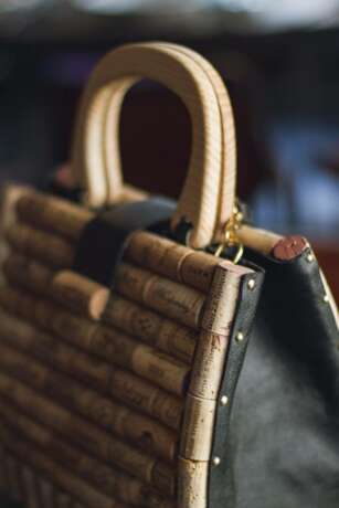 A stylish exclusive bag made of wine cork and handmade leather for every day and any season. Натуральное дерево Смешанная техника Модернизм 2018 г. - фото 3