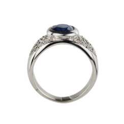 Gold 18K ring with sapphire and diamonds. 