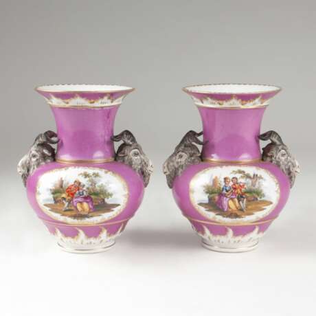 Paar Berliner Vasen mit Watteau-Szenen vor Purpurfond - photo 1