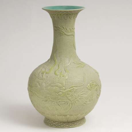 Limonengrüne 'Drachen'-Flaschenvase mit Relief-Dekor - Foto 1