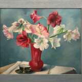 "Stilleben mit Amaryllis in Vase", Öl/ Karton, undeutl. sign. u.l., 57,5x68 cm, Rahmen - Foto 1
