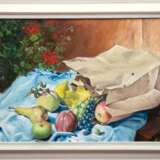 Novosad, Karel (1944-2008, Tschechischer Künstler) "Obststilleben mit halbplastischem Apfel", rückseitig "Alster", Öl/ Lw., sign. u.r. und dat. ´96, 61x80 cm, Rahmen - Foto 1