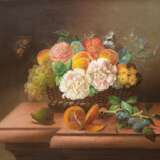 Seitz, Johann Georg (1810 Nürnberg-1870 Wien) "Blumenkorb mit Schmetterling", Öl/Lw., verso alter Aufkleber mit Titel und Bezeichnung, Lw. o.l. kl. Rep. und rückseitig 1x Hinterlegung, 56x68 cm, Rahmen (Seitz… - photo 1