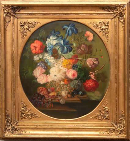 Künstler des 19. Jh. "Blumenstilleben mit Obst und Insekten", Öl/Lw., unsigniert, 64x57 cm, oval im Prunkrahmen - photo 1