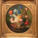 Künstler des 19. Jh. "Blumenstilleben mit Obst und Insekten", Öl/Lw., unsigniert, 64x57 cm, oval im Prunkrahmen - photo 1
