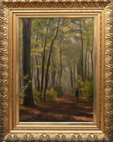 "Mann auf einem lichtdurchfluteten Waldweg", Öl/Lw., undeutl. sign. u.l., craquelliert, 90x60 cm, Prunkrahmen - photo 1