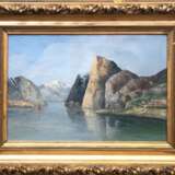 Wacker-Elsen, Hans (1868 Düsseldorf- 1858 Ferch/Schwielowsee) "Hardanger Fjord", Öl/Lw., signiert u.r., 1x kl. Hinterlegung, rücks. 1 alter Ausstellungsetiketten "Kunstpalast Düsseldorf", 55x38 cm, Pr… - Foto 1